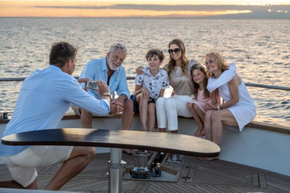 Famille multigénérationnelle prenant une photo sur un bateau